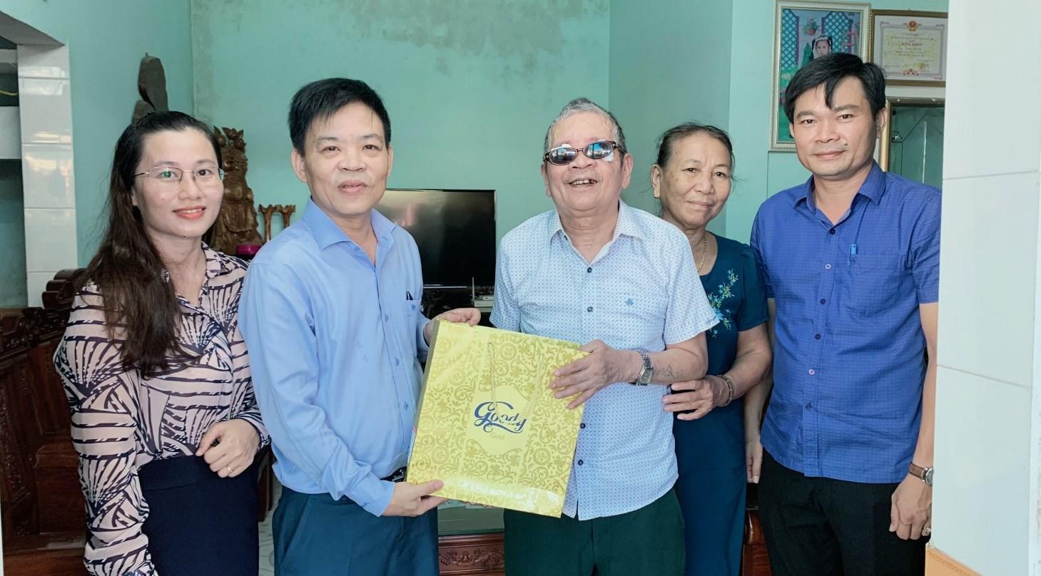 Văn phòng UBND tỉnh thăm, tặng quà gia đình chính sách nhân kỷ niệm 76 năm ngày Thương binh - Liệt...